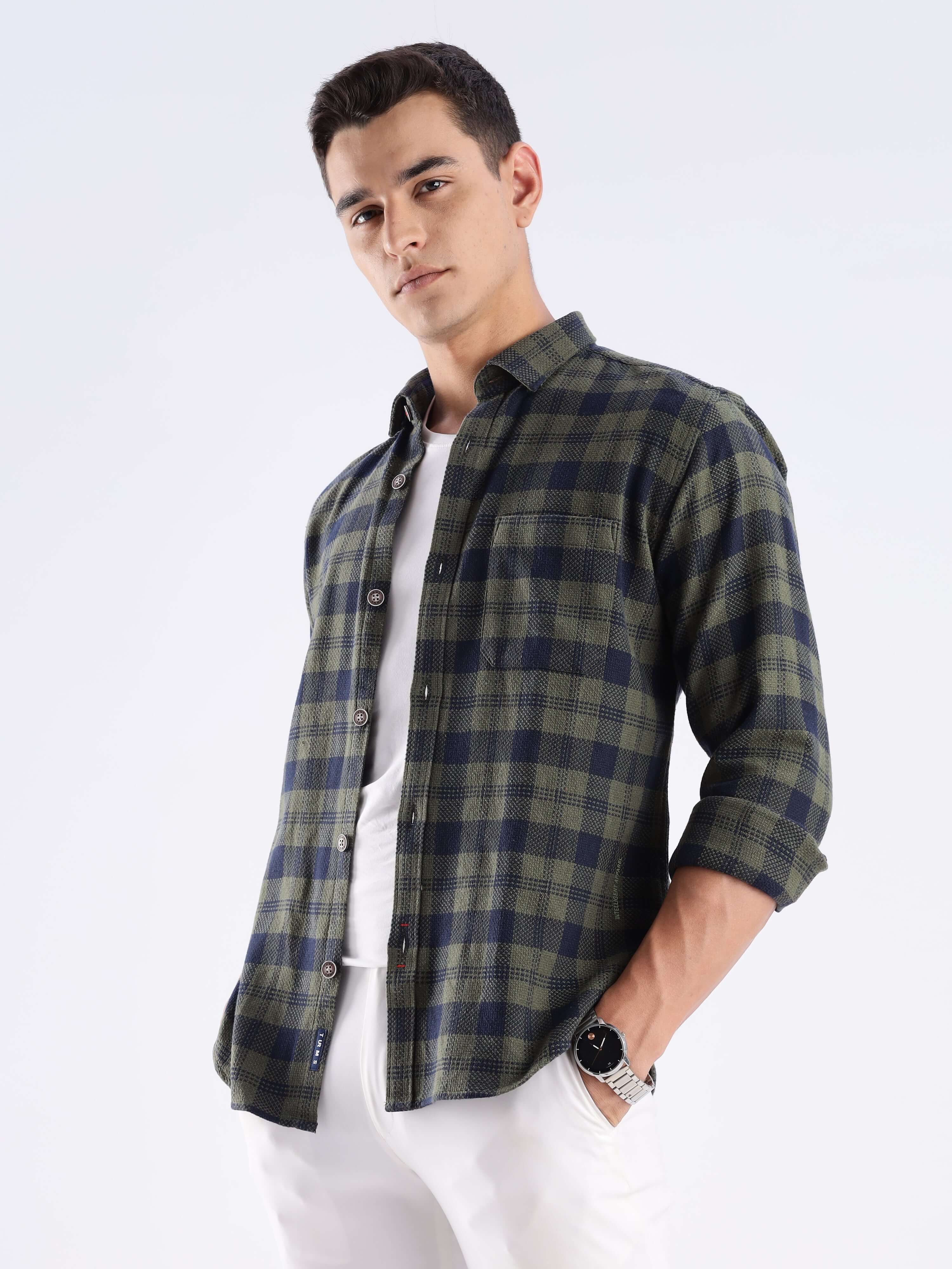 Turms recycled cotton checked shirt in navy and green, featuring a stylish design and anti-odour technology.