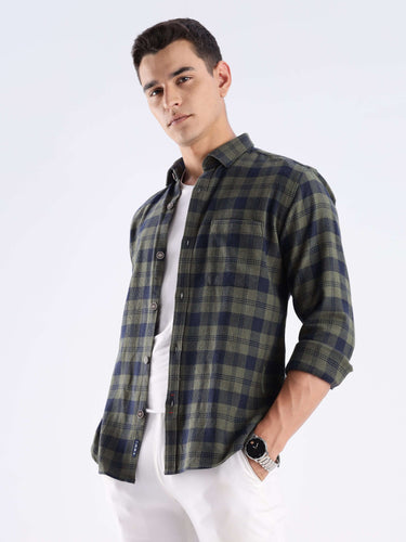 Turms recycled cotton checked shirt in navy and green, featuring a stylish design and anti-odour technology.