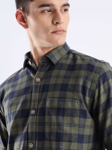 Turms recycled cotton checked shirt in green and navy, showcasing a sustainable design and cool tech features.