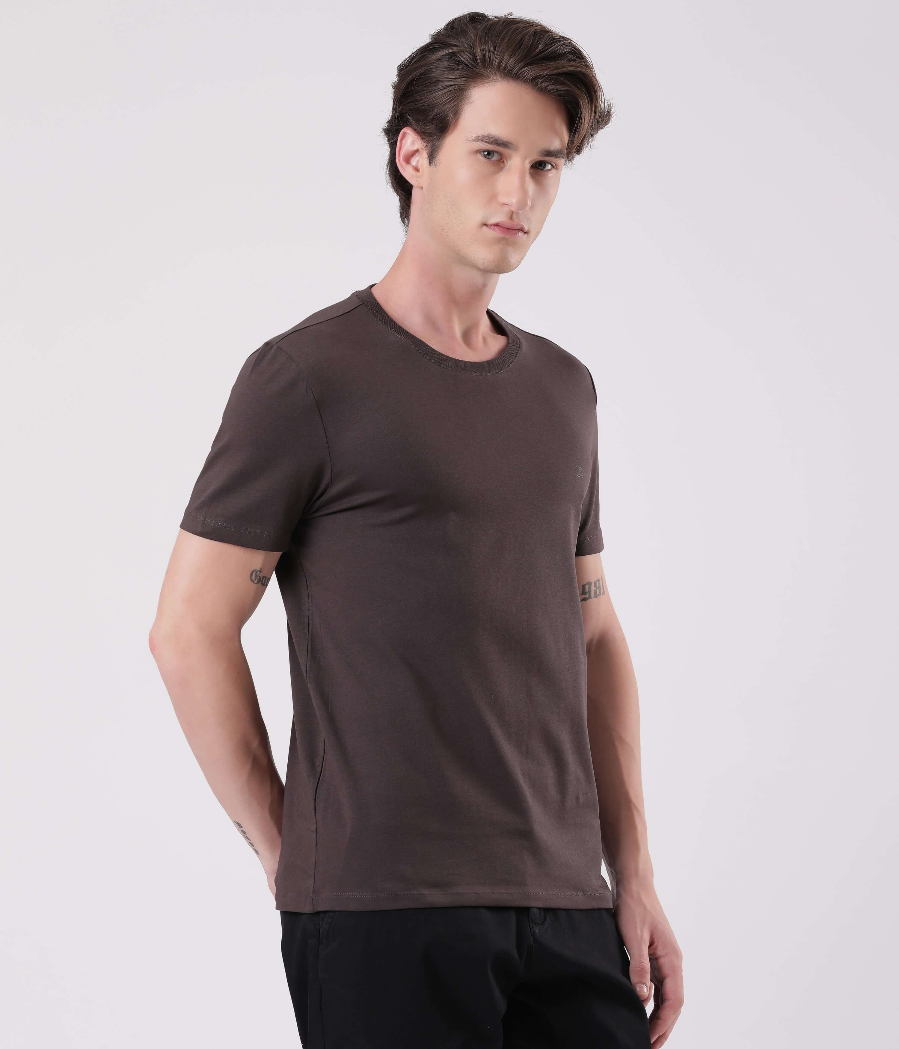 Model wearing Turms Oak Brown Worry-Free Intelligent T-Shirt, showcasing its stylish and comfortable design.