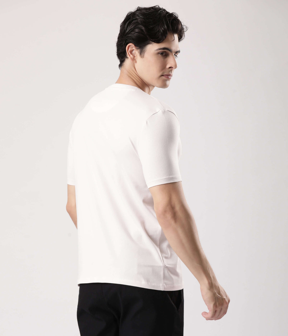 Orchint Tint men's t-shirt from Turms, showcasing style and comfort in premium cotton fabric.