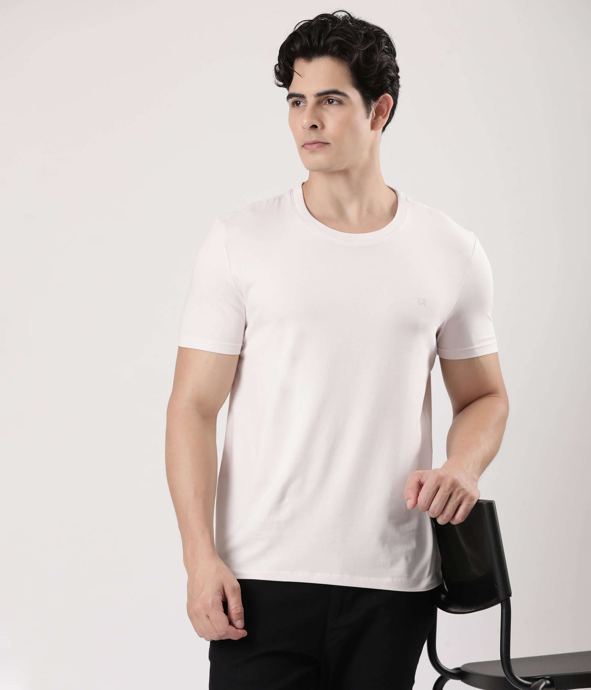 Orchint Tint men's t-shirt in white, showcasing Turms intelligent apparel, perfect for everyday wear.
