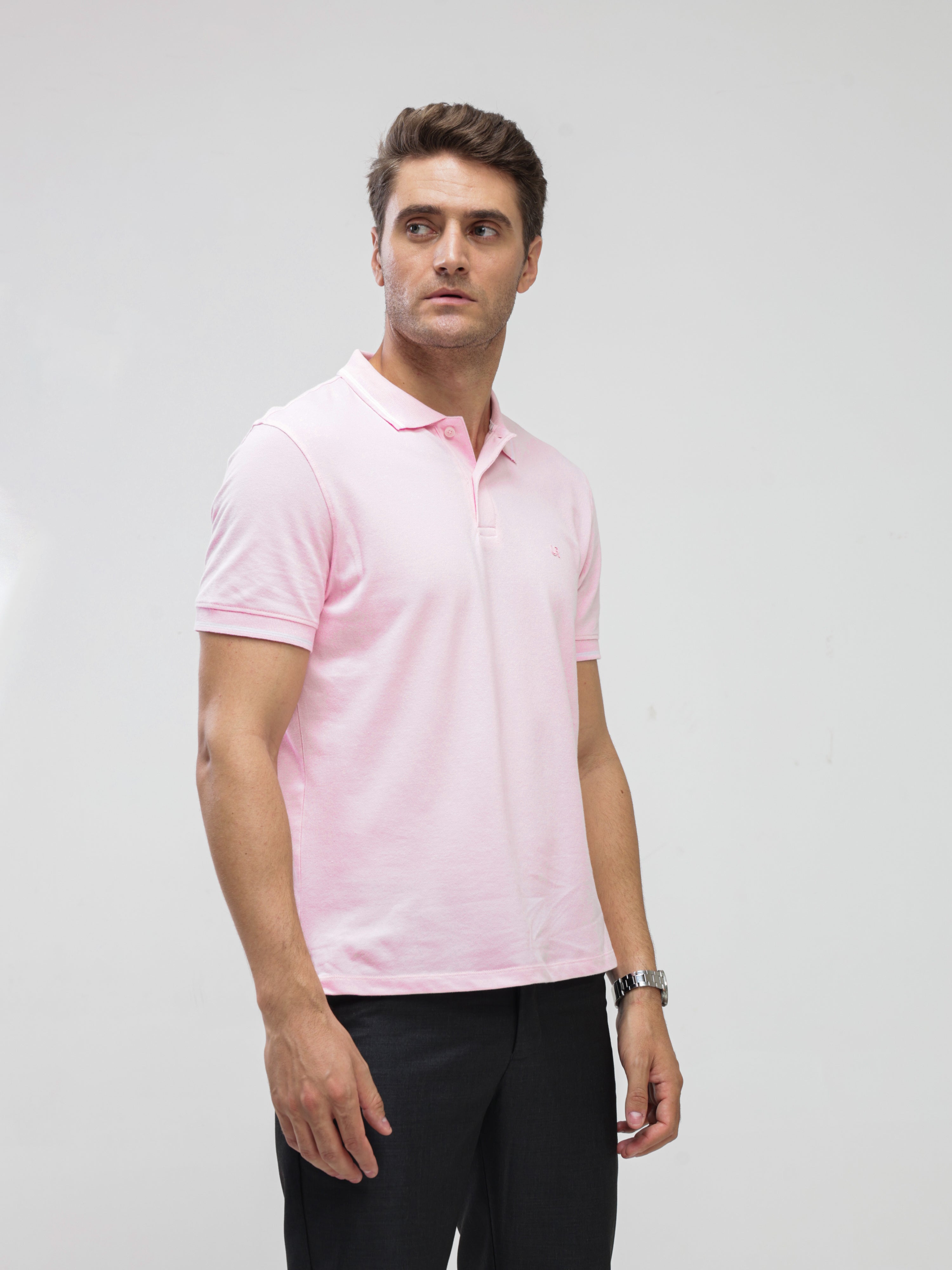 Man wearing pink Turms Polo T-shirt, tailored fit, anti-stain and odor-resistant, premium cotton and spandex, best menswear, water-resistant.