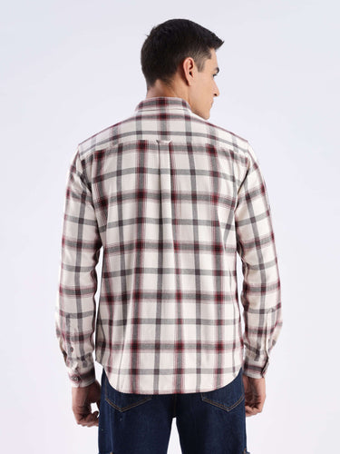 Back view of a man wearing a sustainable recycled cotton checked shirt from Turms, featuring a stylish plaid design.